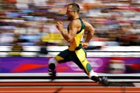 F1阿布扎比收官战 最后一圈超车改写年度总冠军归属