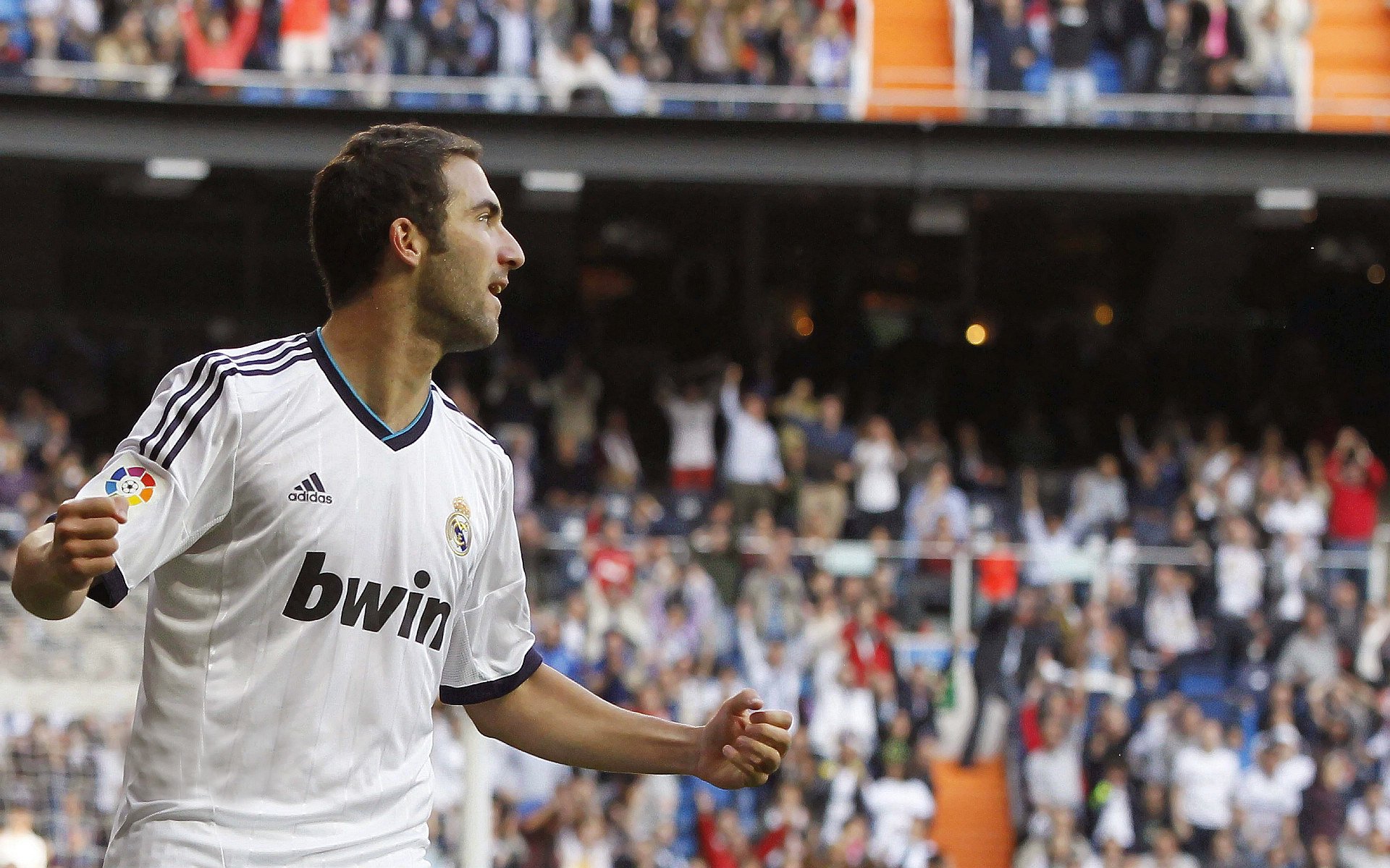 世界杯:内衣品牌联名推出球衣款式 引发“是否合适”讨论